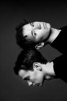 Tv&aring; r&ouml;ster, en historia