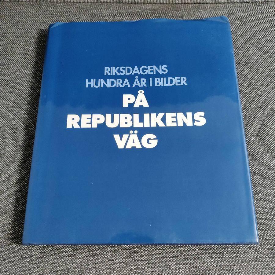 Riksdagens hundra &aring;r i bilder - p&aring; republikens v&auml;g