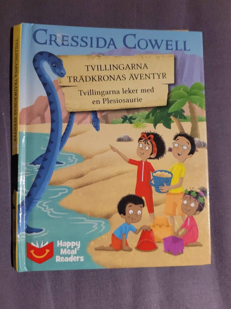 Tvillingarna leker med en plesiosaurie