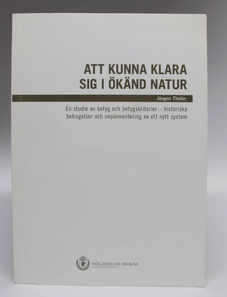 Att kunna klara sig i &ouml;k&auml;nd natur [Elektronisk resurs] en studie av betyg och betygskriterier - historiska betingelser och implementering av ett nytt system