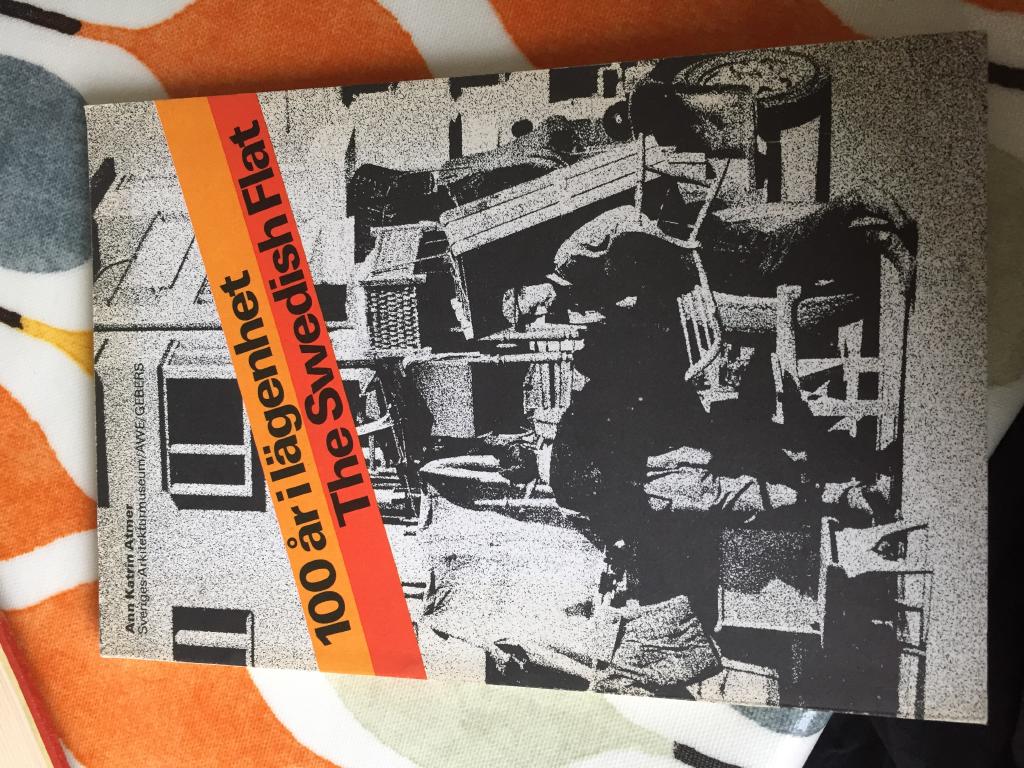 100 år i lägenhet : svensk stadsbostad och närmiljö 1870 till idag = The Swedish flat : urban housing in Sweden 1870 to today