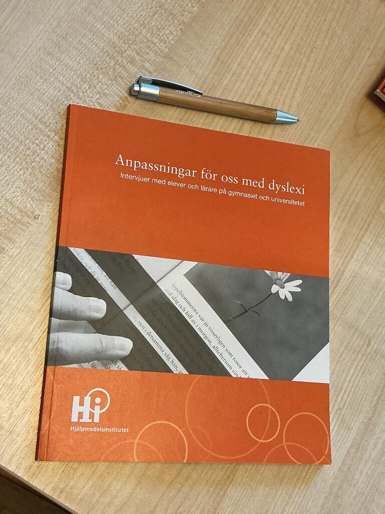 Anpassningar f&ouml;r oss med dyslexi : intervjuer med elever och l&auml;rare p&aring; gymnasiet och universitetet