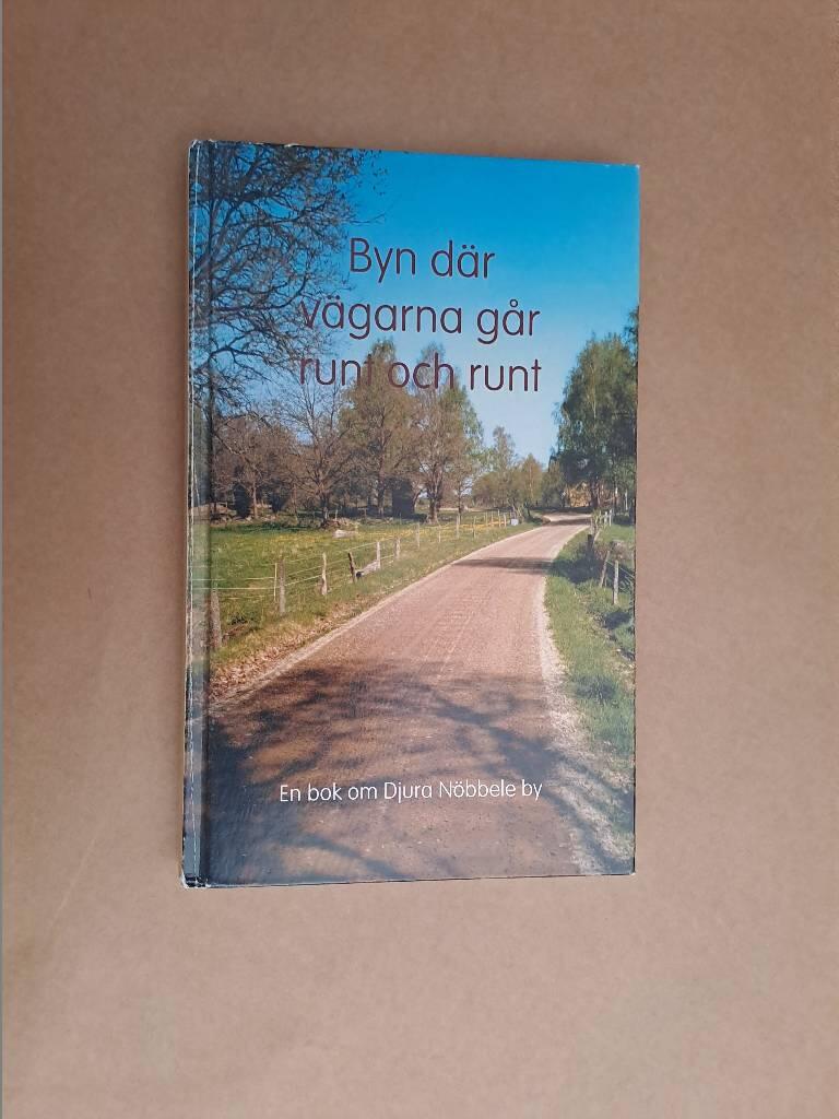 Byn där vägarna går runt och runt : en bok om Djura Nöbbele by / [fotografier tagna av Fredrik Bergman ...]