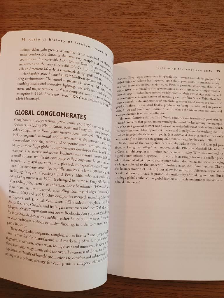 A cultural history of fashion in the twentieth century : from the catwalk to the sidewalk