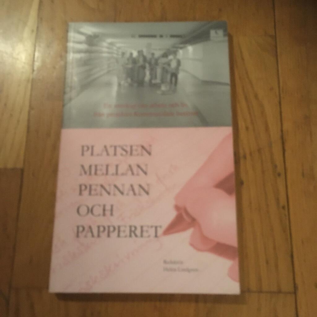 Platsen mellan pennan och papperet : en antologi om arbete och liv, fr&aring;n projektet Kommunalare ber&auml;ttar