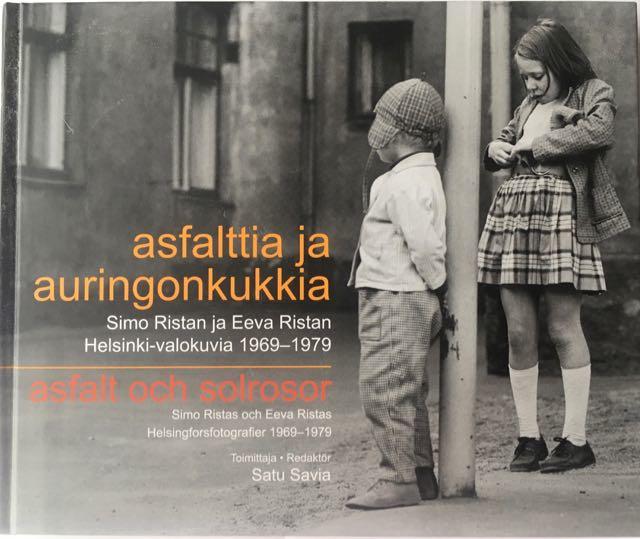 Asfalttia ja auringonkukkia : Simo Ristan ja Eeva Ristan Helsinki-valokuvia 1969-1979 = Asfalt och solrosor : Simo Ristas och Eeva Ristas Helsingforsfotografier 1969-1979