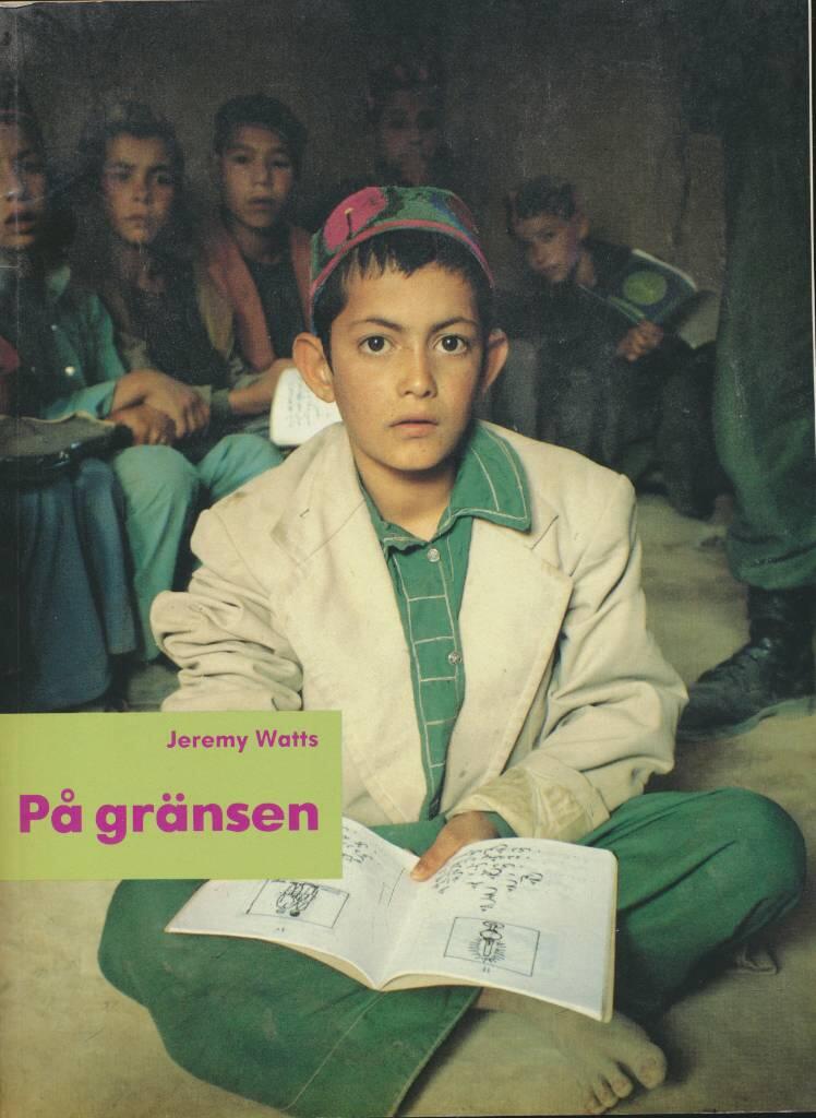 P&aring; gr&auml;nsen : barnbok om afghanska flyktingbarn i Pakistan