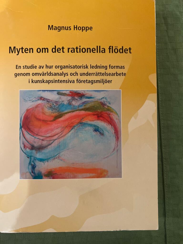 Myten om det rationella flödet : en studie av hur organisatorisk ledning formas genom omvärldsanalys och underrättelsearbete i kunskapsintensiva företagsmiljöer