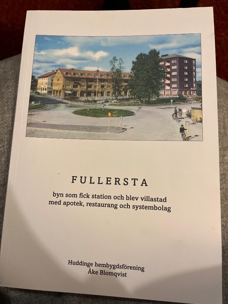 Fullersta - byn som fick station och blev villastad med apotek, restaurang och systembolag