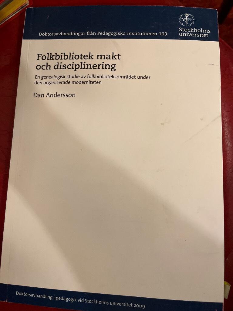 Folkbibliotek makt och disciplinering [Elektronisk resurs] : en genealogisk studie av folkbiblioteksomr&aring;det under den organiserade moderniteten