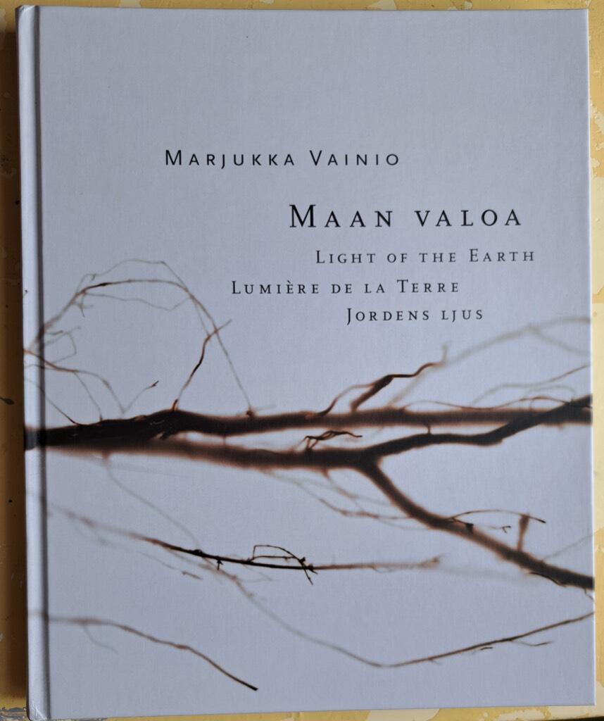 Maan valoa - Light of the earth = Lumi&egrave;re de la terre = Jordens ljus