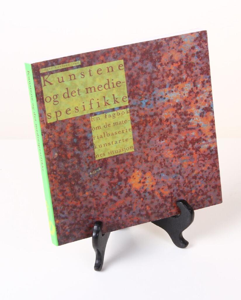 Kunstene og det mediespesifikke - en fagbok om de materialbaserte kunstartenes situasjon