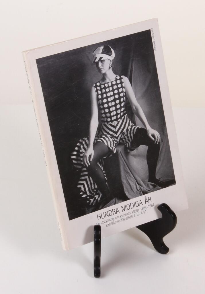Hundra modiga &aring;r : en utst&auml;llning om kvinnans kl&auml;der 1884-1984 : Landskrona konsthall 7/10-4/11