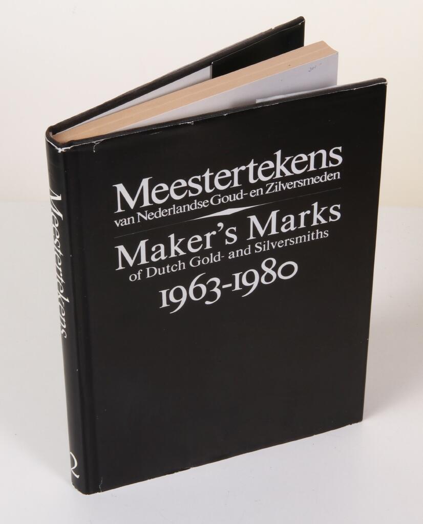 Meestertekens van Nederlandse goud- en zilversmeden = : Maker's marks of Dutch gold- and silversmiths