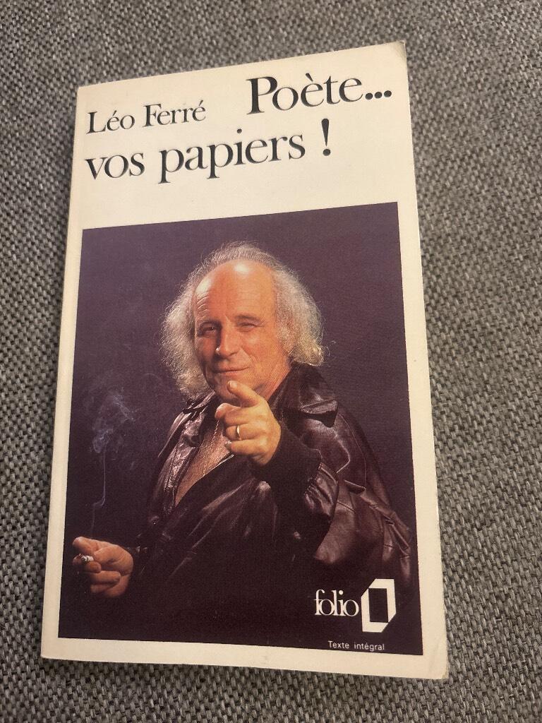 Po&egrave;te... vos papiers!