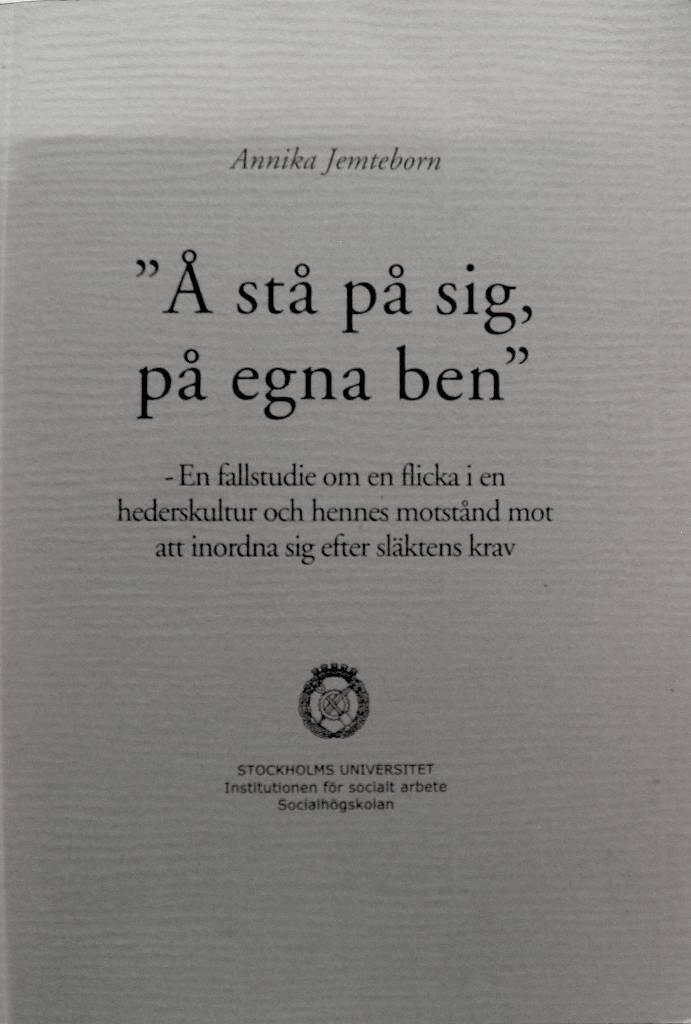 "&Aring; st&aring; p&aring; sig, p&aring; egna ben" : en fallstudie om en flicka i en hederskultur och hennes motst&aring;nd mot att inordna sig efter sl&auml;ktens krav