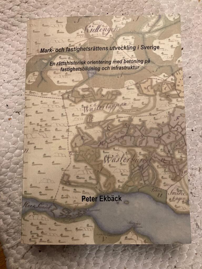 Mark- och fastighetsr&auml;ttens utveckling i sverige : en r&auml;ttshistorisk orientering med betoning p&aring; fastighetsbildning noch infrastruktur