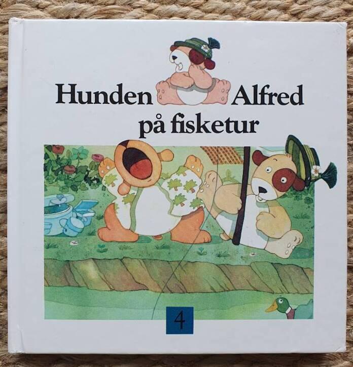 Hunden Alfred p&aring; fisketur