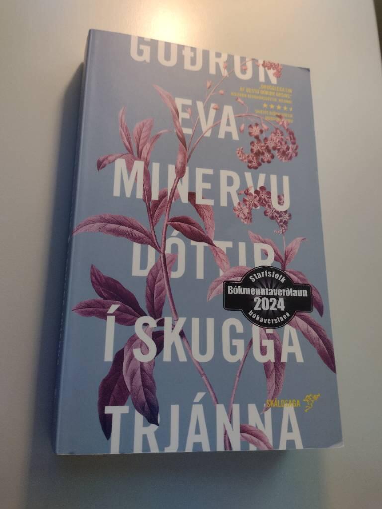 &Iacute; skugga trj&aacute;nna - sk&aacute;ldsaga