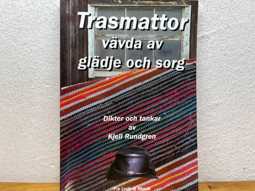 Trasmattor v&auml;vda av gl&auml;dje och sorg : [dikter och tankar]