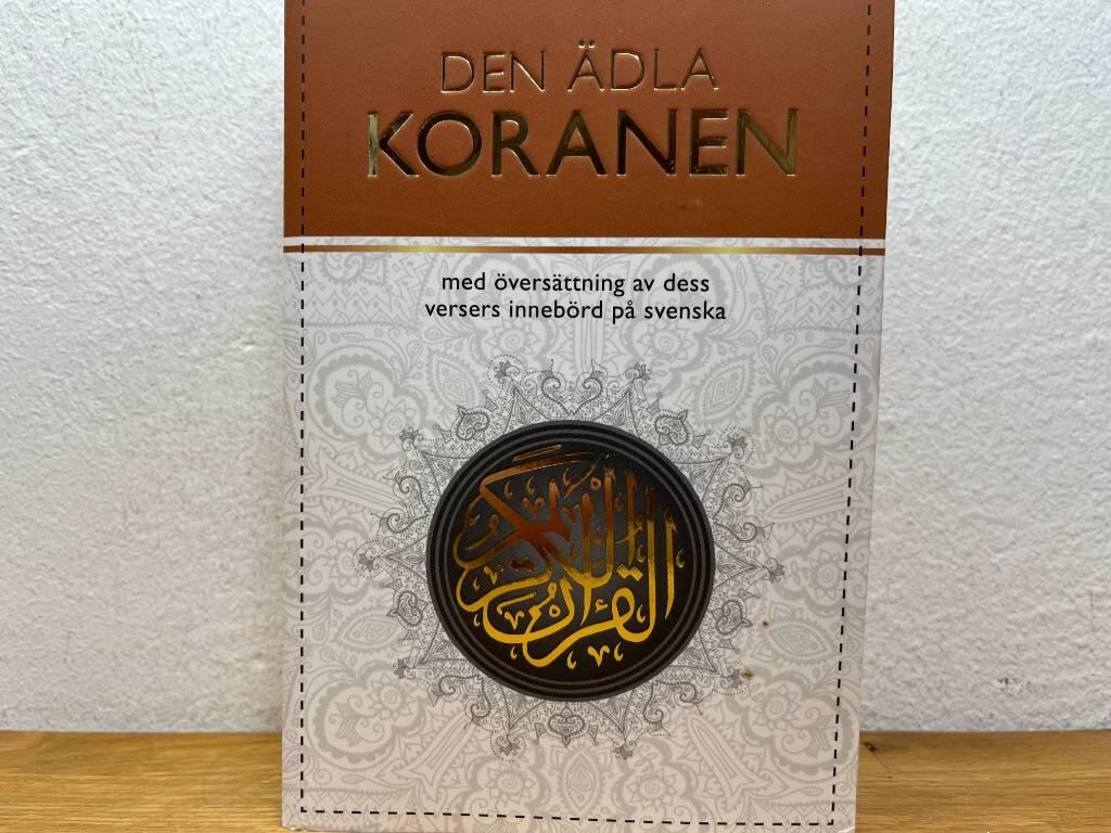 Den ädla koranen - med översättning av dess versers innebörd på svenska