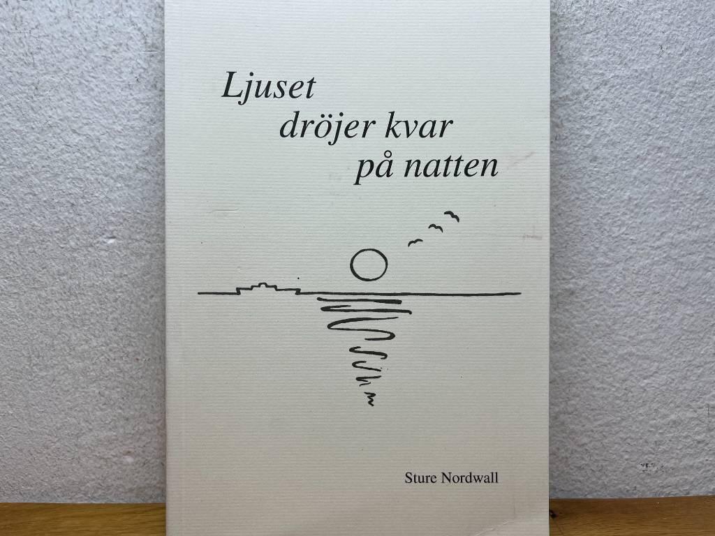 Ljuset dröjer kvar på natten : poesi och prosa
