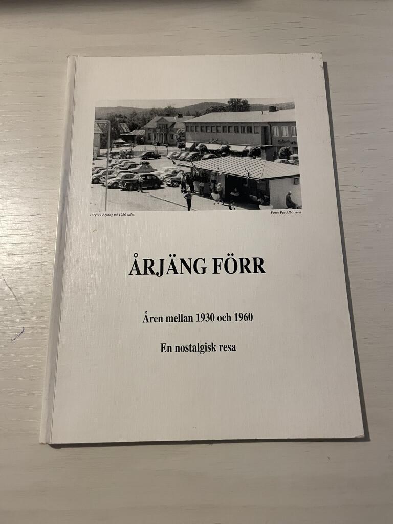 &Aring;rj&auml;ng f&ouml;rr : &aring;ren mellan 1930 och 1960 : en nostalgisk resa