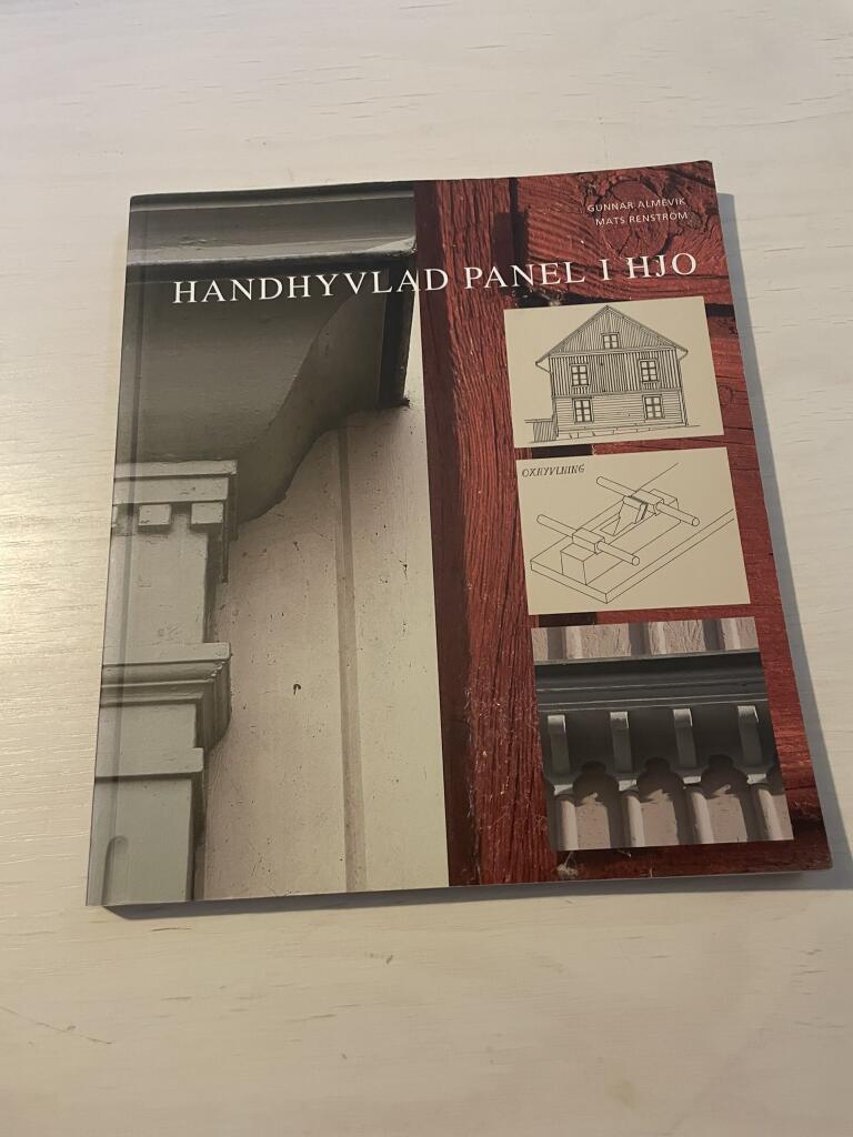 Handhyvlad panel i Hjo : en pilotstudie inom programmet Regionala monografier i V&auml;stra G&ouml;taland i samarbete med Dacapo Hantverksskola, Hjo kommun och Riksantikvarie&auml;mbetet