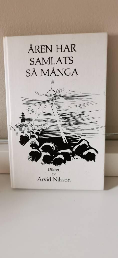 &Aring;ren har samlats s&aring; m&aring;nga : dikter