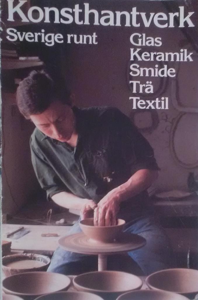 Konsthantverk Sverige runt : glas, keramik, smide, tr&auml;, textil : &ouml;versikt &ouml;ver konsthantverkare i Sverige
