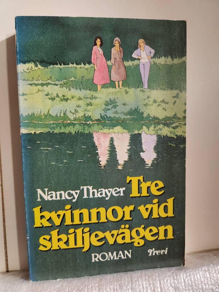 Tre kvinnor vid skiljevägen : [roman]