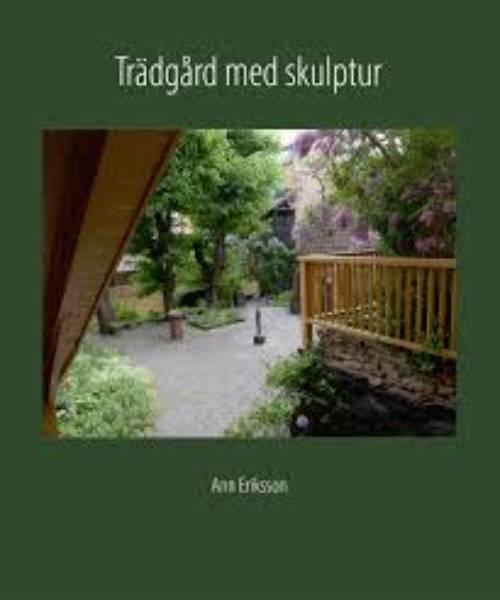Tr&auml;dg&aring;rd med skulptur