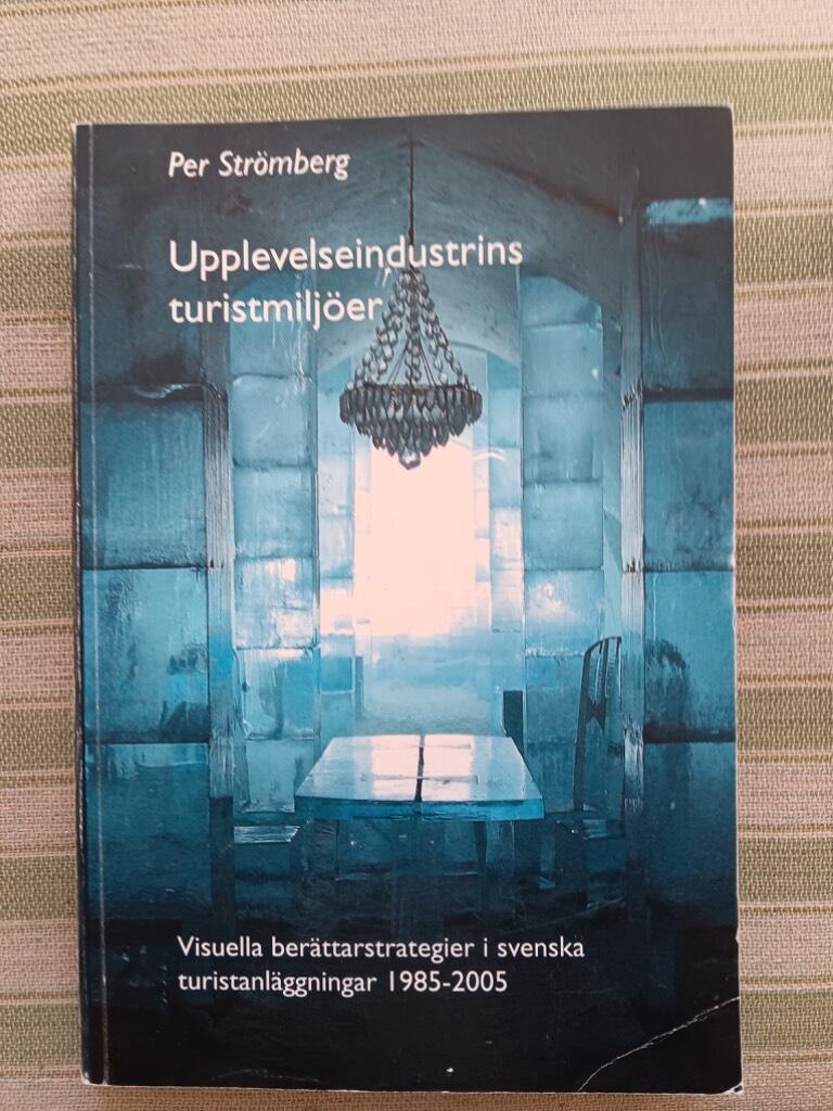 Upplevelseindustrins turistmilj&ouml;er : Visuella ber&auml;ttarstrategier i svenska turistanl&auml;gganingar 1985-2005