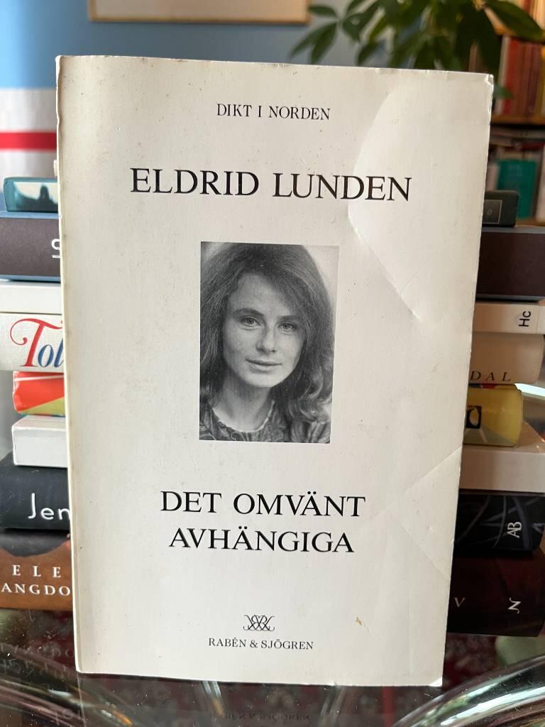Det omv&auml;nt avh&auml;ngiga : dikter