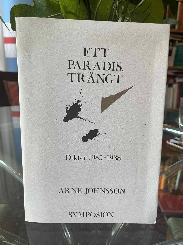 Ett paradis, tr&auml;ngt : dikter 1985-1988
