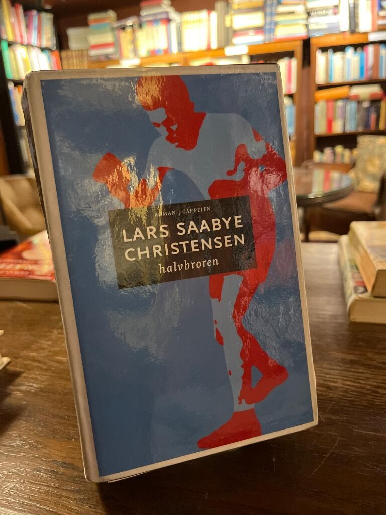 Halvbroren - roman