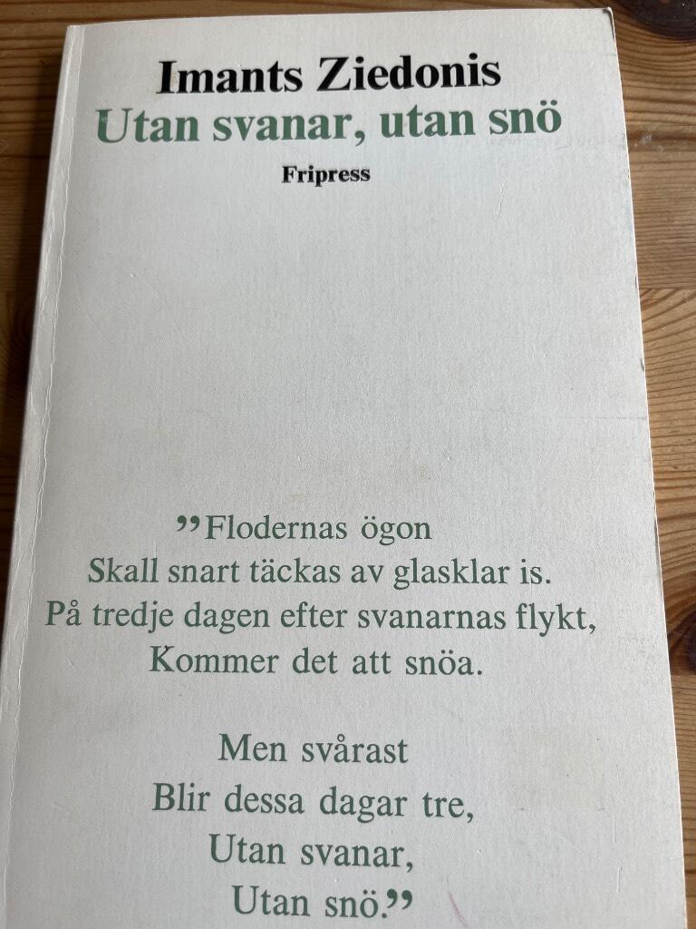 Utan svanar, utan sn&ouml; : dikter