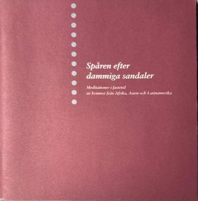 Sp&aring;ren efter dammiga sandaler : meditationer i fastetid av kvinnor fr&aring;n Afrika, Asien och Latinamerika
