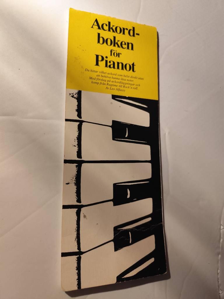 Ackordboken f&ouml;r pianot [Musiktryck]
