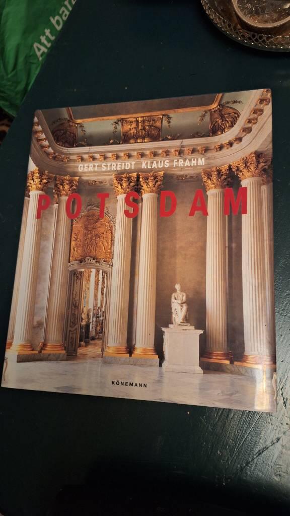 Potsdam - die Schl&ouml;sser und G&auml;rten der Hohenzollern = Palaces and gardens of the Hohenzollern = Ch&acirc;teau et jardines des Hohenzollern