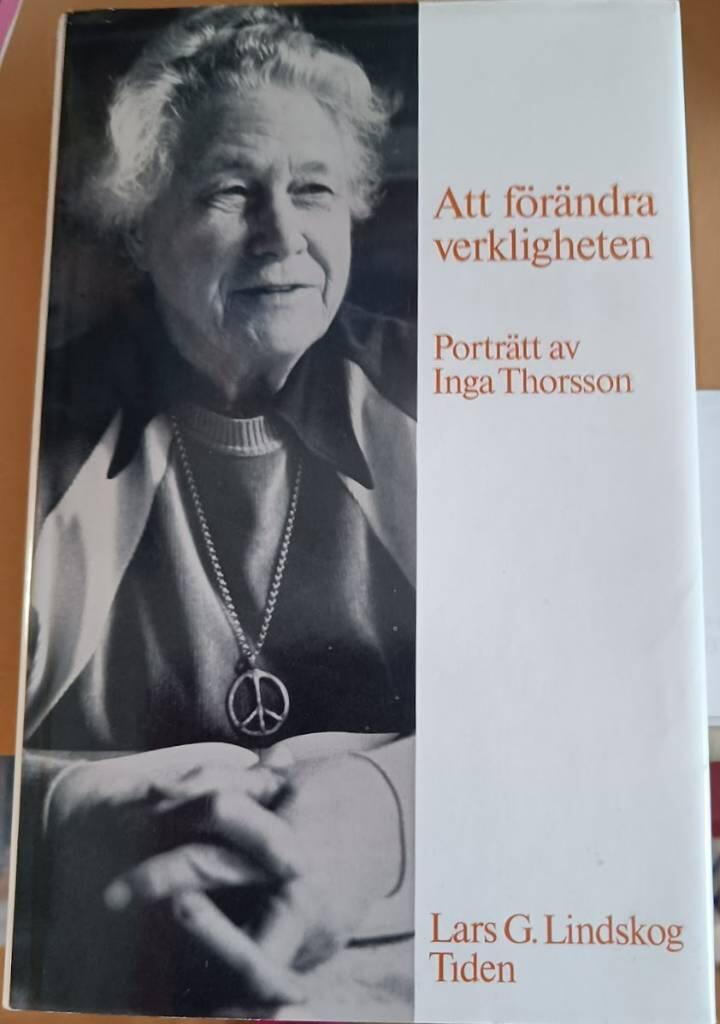 Att f&ouml;r&auml;ndra verkligheten : portr&auml;tt av Inga Thorsson