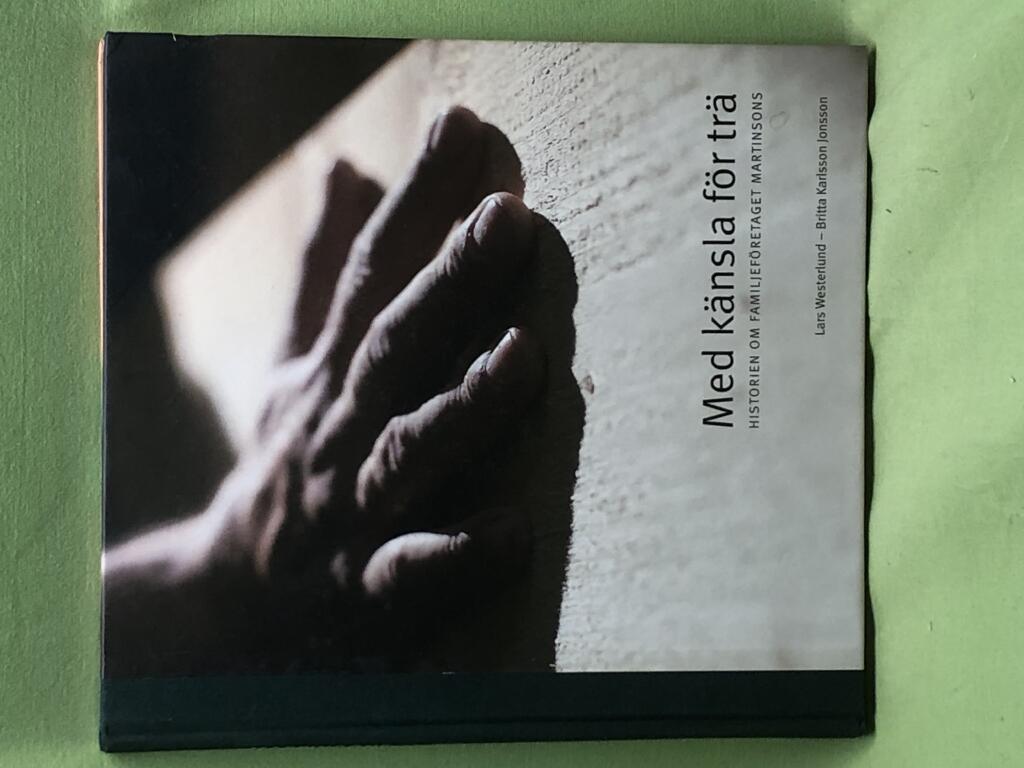 Med k&auml;nsla f&ouml;r tr&auml; : historien om familjef&ouml;retaget Martinsons