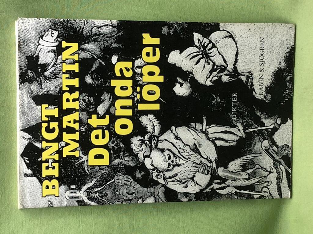 Det onda l&ouml;per : [dikter]