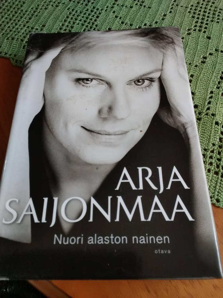 Nuori alaston nainen