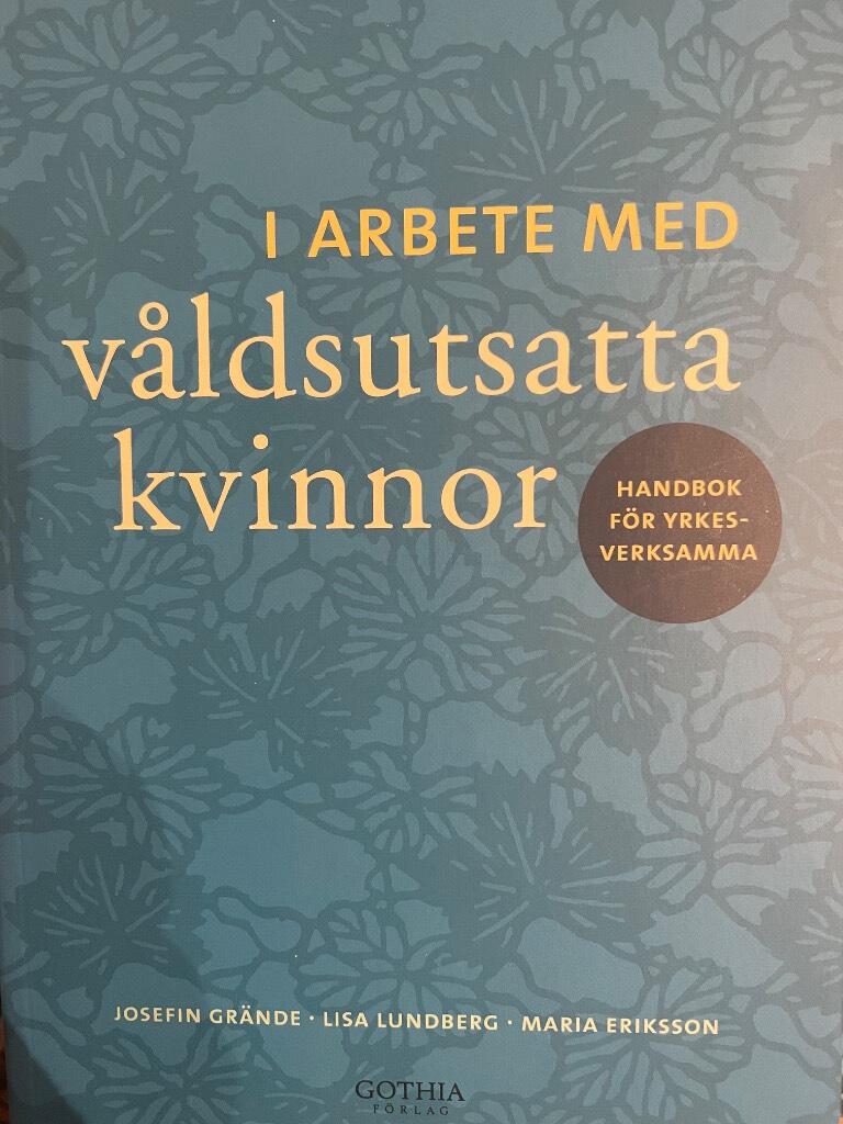 I arbete med våldsutsatta kvinnor : handbok för yrkesverksamma