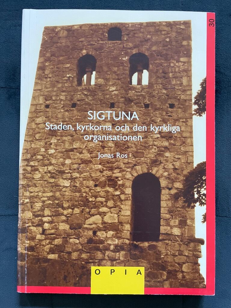 Sigtuna - staden, kyrkorna och den kyrkliga organisationen = Sigtuna : the town, the churches and the ecclesiastical organisation