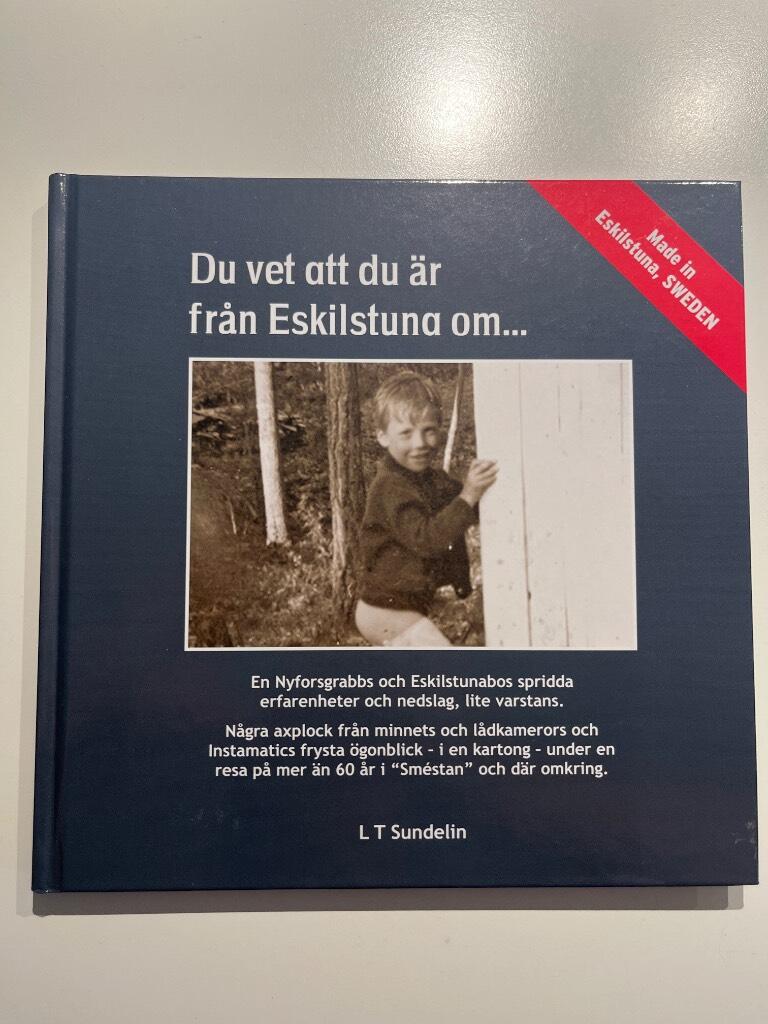 Du vet att du &auml;r fr&aring;n Eskilstuna om... - en Nyforsgrabbs och Eskilstunabos spridda erfarenheter och nedslag, lite varstans : n&aring;gra axplock fr&aring;n minnets och l&aring;dkamerors och Instamatics frysta &ouml;gonblick - i en kartong - under en resa p&aring; mer &auml;n 60 &aring;r i "Sm&eacute;s