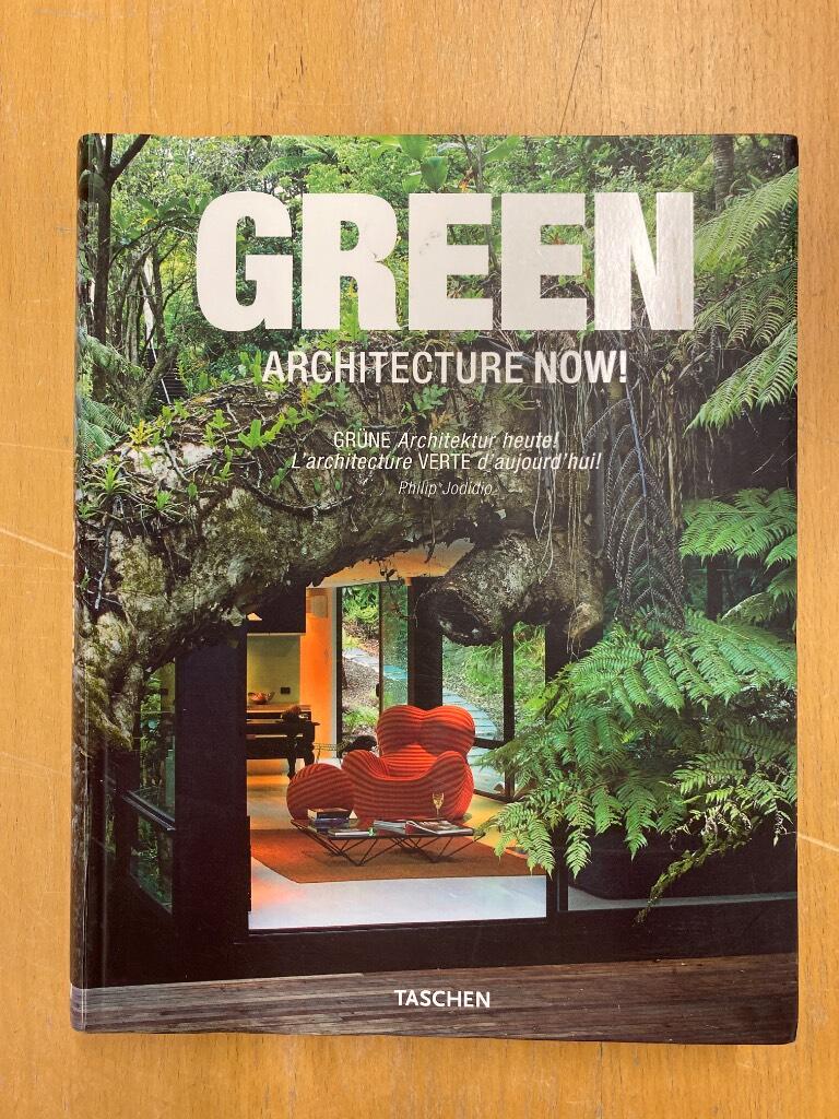 Green architecture now! - Gr&copy;ơne Architektur heute! = L'architecture verte d'aujourd'hui!