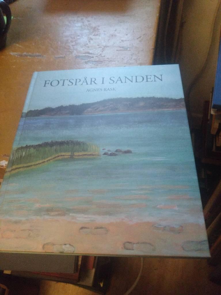 Fotsp&aring;r i sanden - minnen fr&aring;n min barndoms bygd