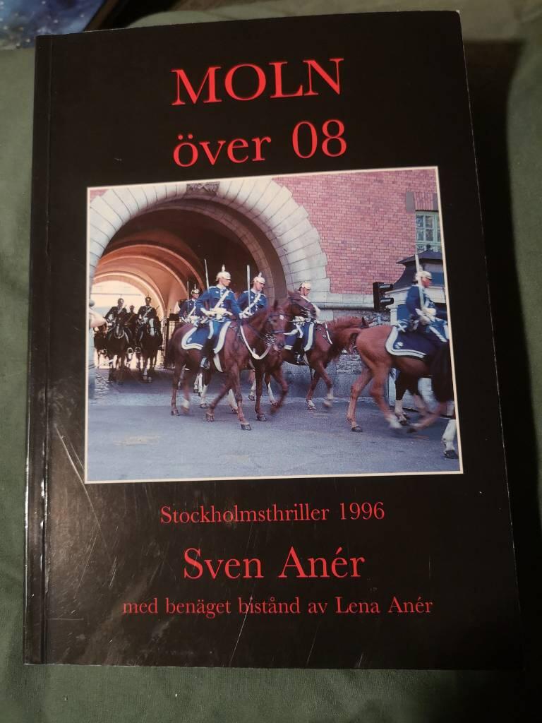 Moln &ouml;ver 08 : en Stockholmsthriller 1996